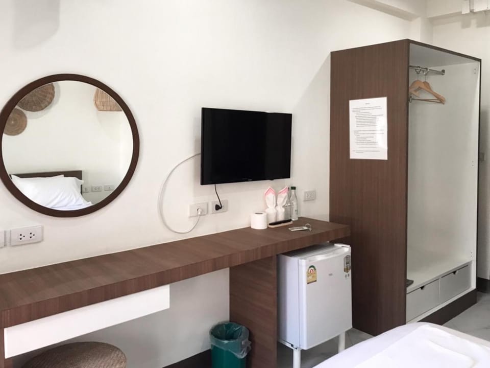 Bed, TV and multimedia, Bedroom, wardrobe