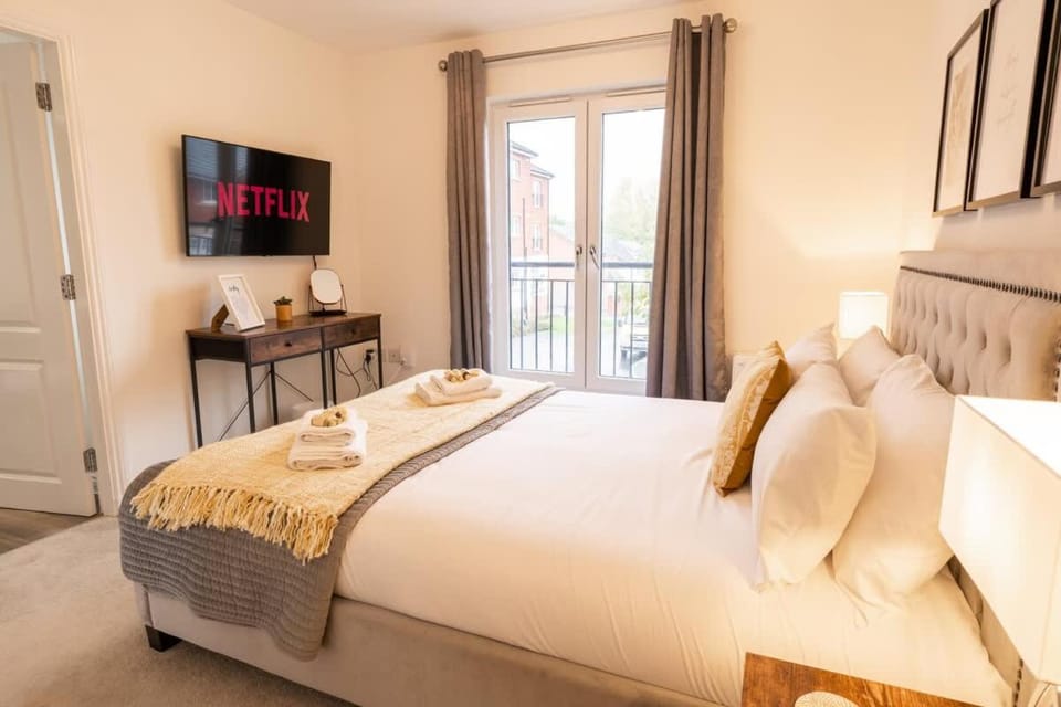 Stylish Detached Upton Home Sleeps 8 Parking House in Wirral