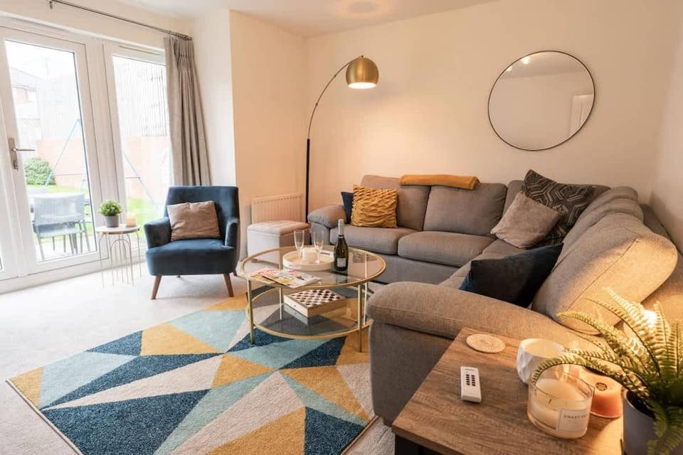 Stylish Detached Upton Home Sleeps 8 Parking House in Wirral