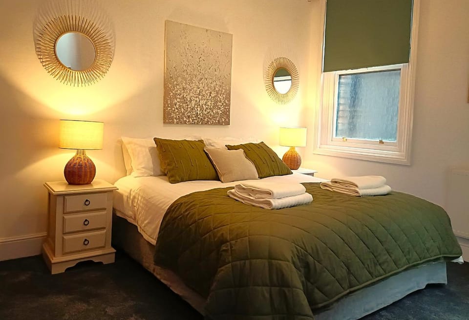 Bed, Photo of the whole room, Bedroom, towels