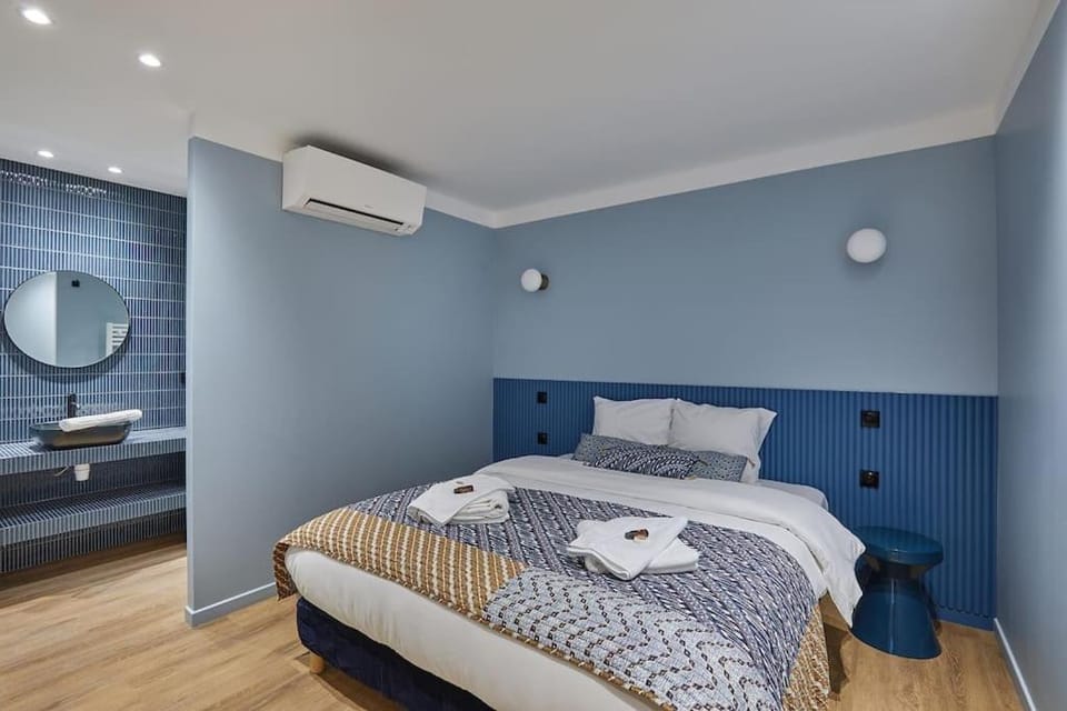Bed, Bedroom, towels, air conditioner