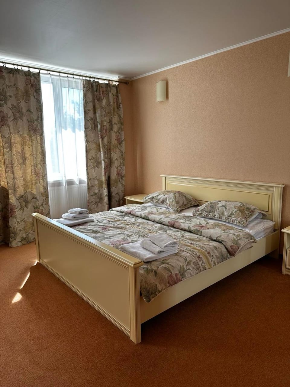 Bed, Bedroom, towels