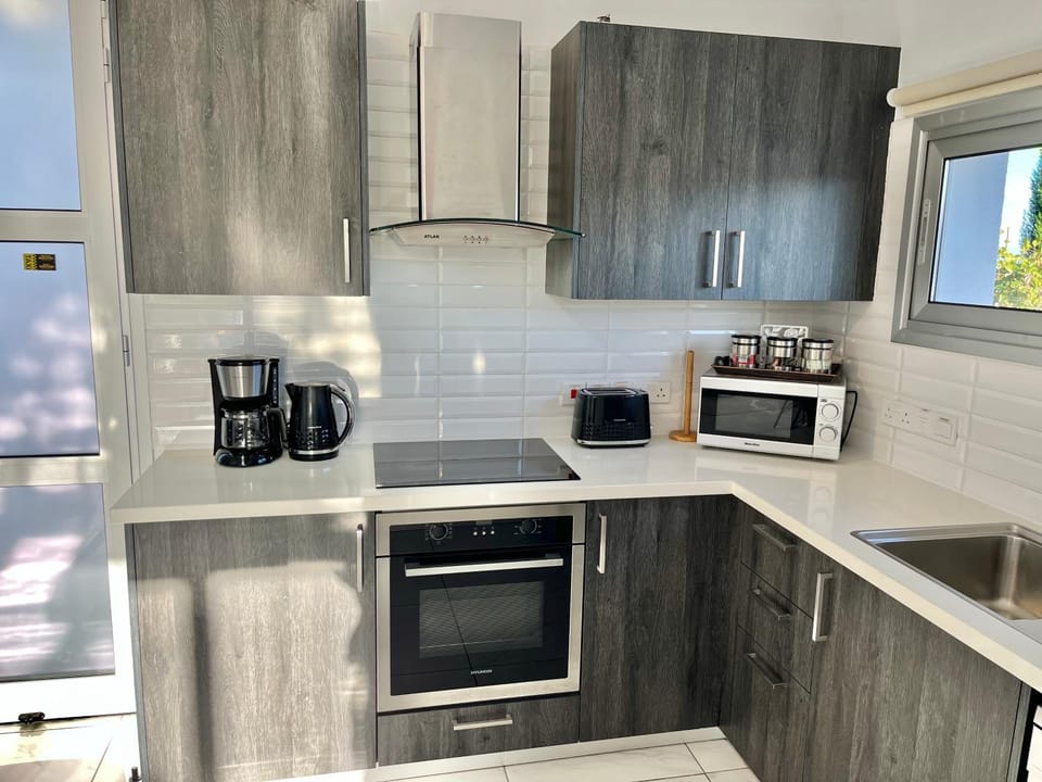 Coffee/tea facilities, Kitchen or kitchenette, stove