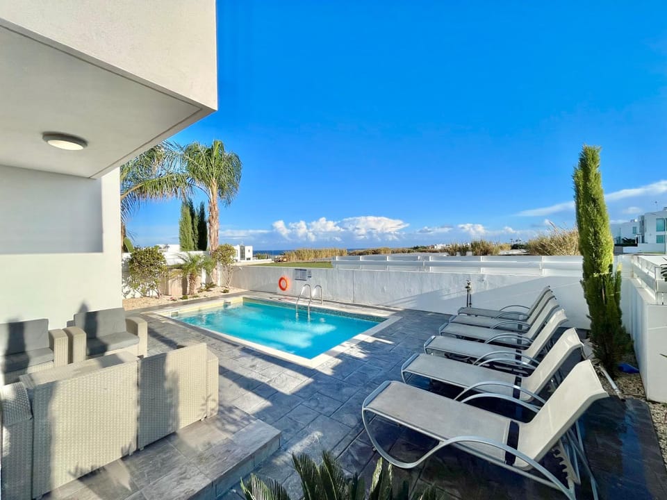 Pool view, Swimming pool, sunbed