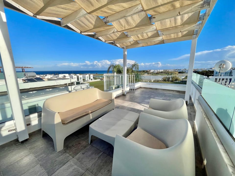 Natural landscape, View (from property/room), Balcony/Terrace, Seating area, Sea view