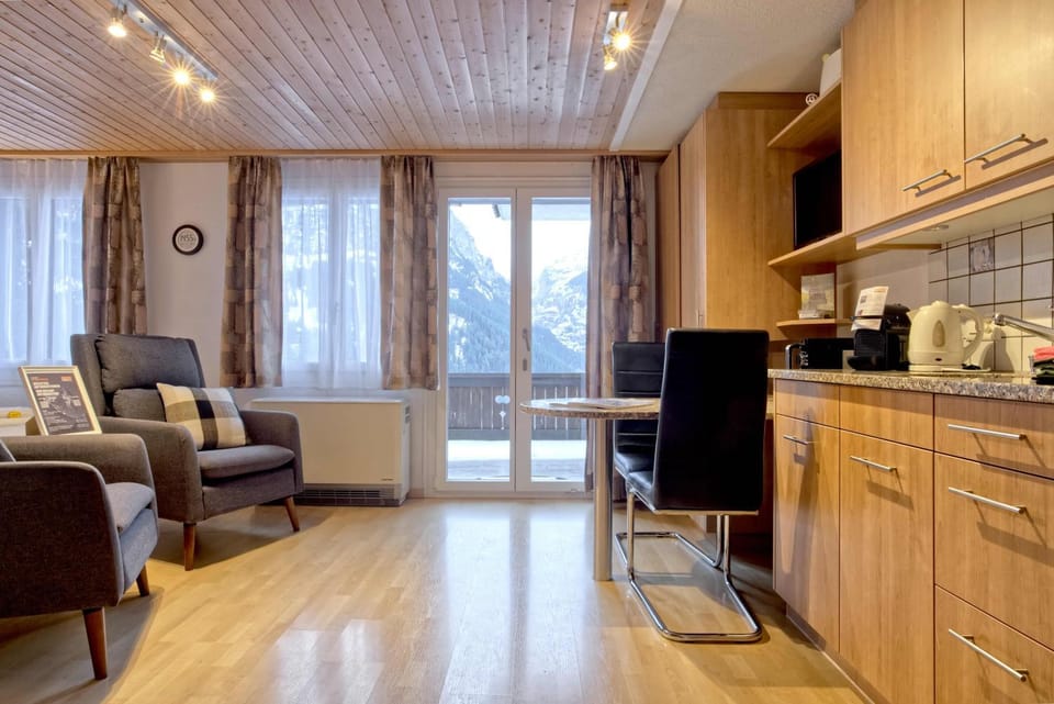 Coffee/tea facilities, Kitchen or kitchenette, Living room, Seating area, Dining area