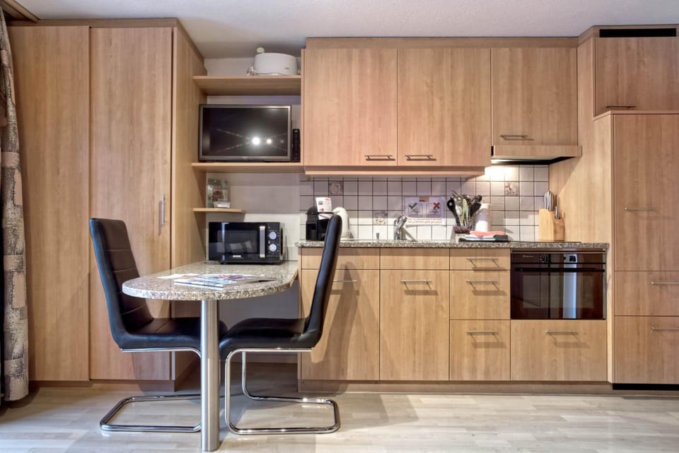 Coffee/tea facilities, Kitchen or kitchenette, Seating area, Dining area, stove