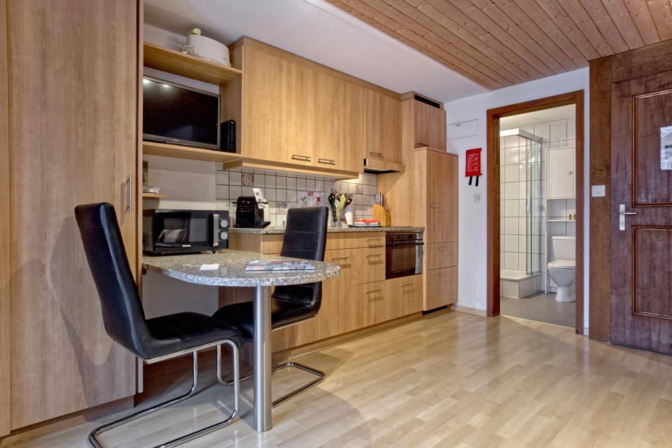 Coffee/tea facilities, Kitchen or kitchenette, Dining area, dishwasher, stove