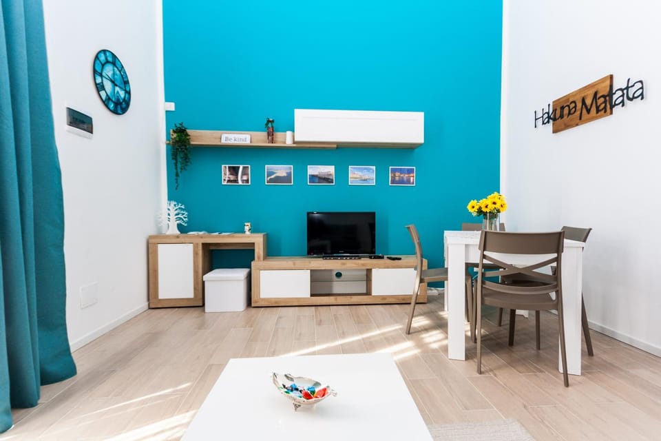 TV and multimedia, Living room, Seating area, Dining area