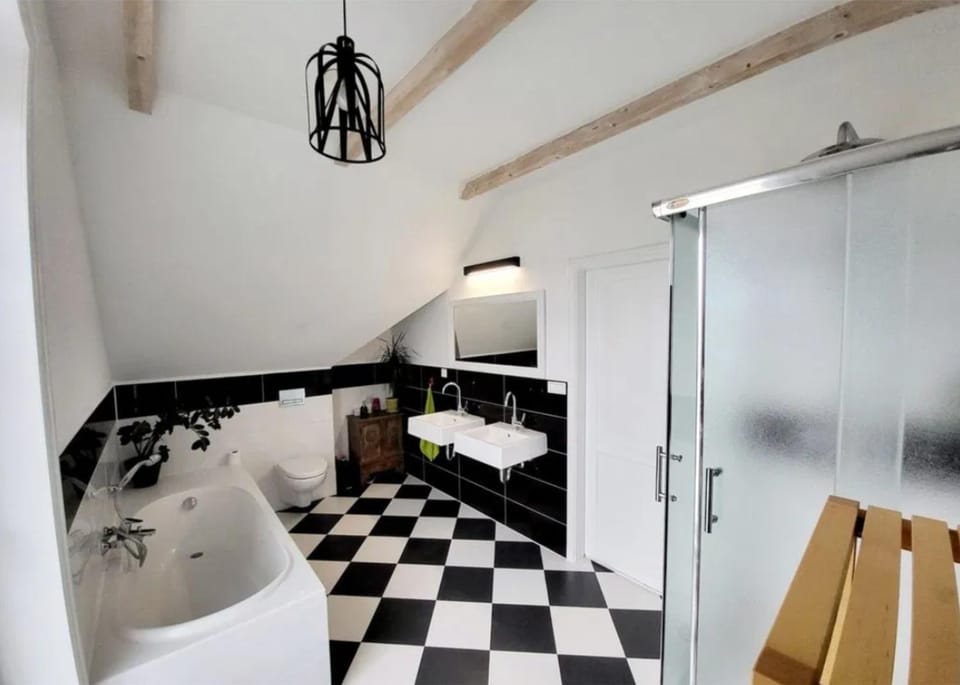 Shower, Toilet, Day, Bathroom, Bath