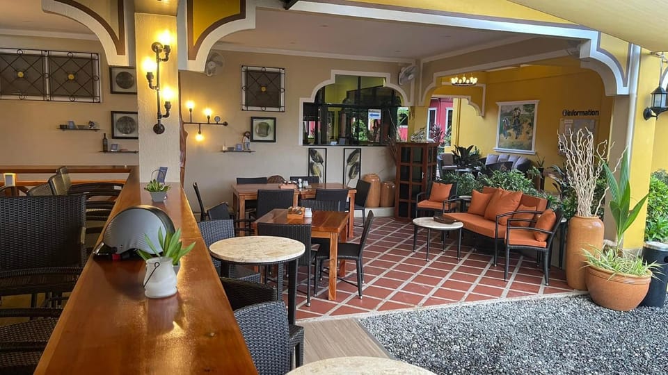Restaurant/places to eat, Lounge or bar, Seating area