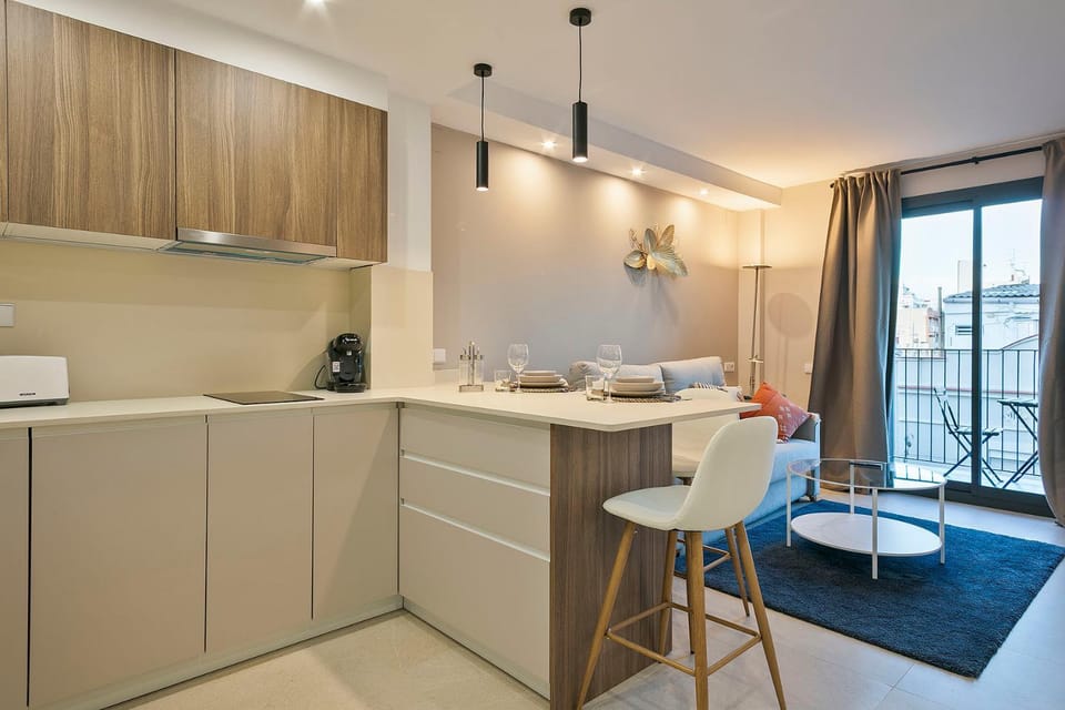 Balcony/Terrace, Kitchen or kitchenette, Dining area, stove