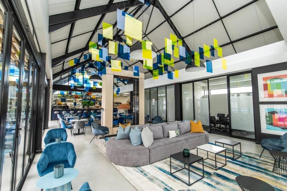 Restaurant/places to eat, Lounge or bar