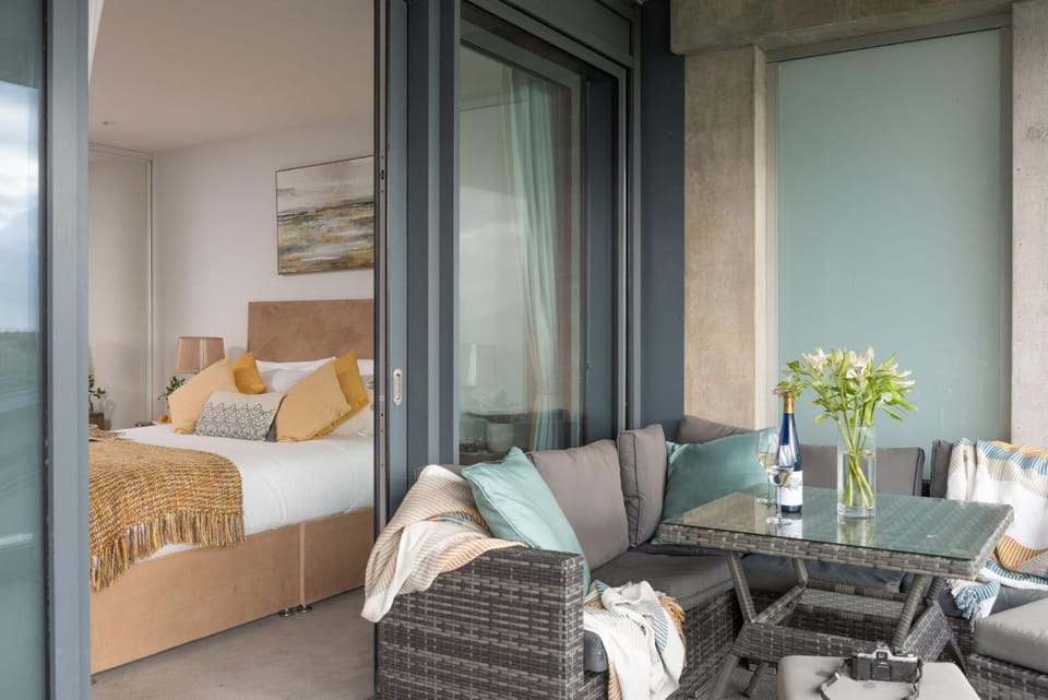 Property building, Bed, Balcony/Terrace, Dining area, Bedroom