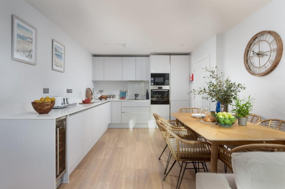 Property building, Kitchen or kitchenette, Dining area, dishwasher, oven
