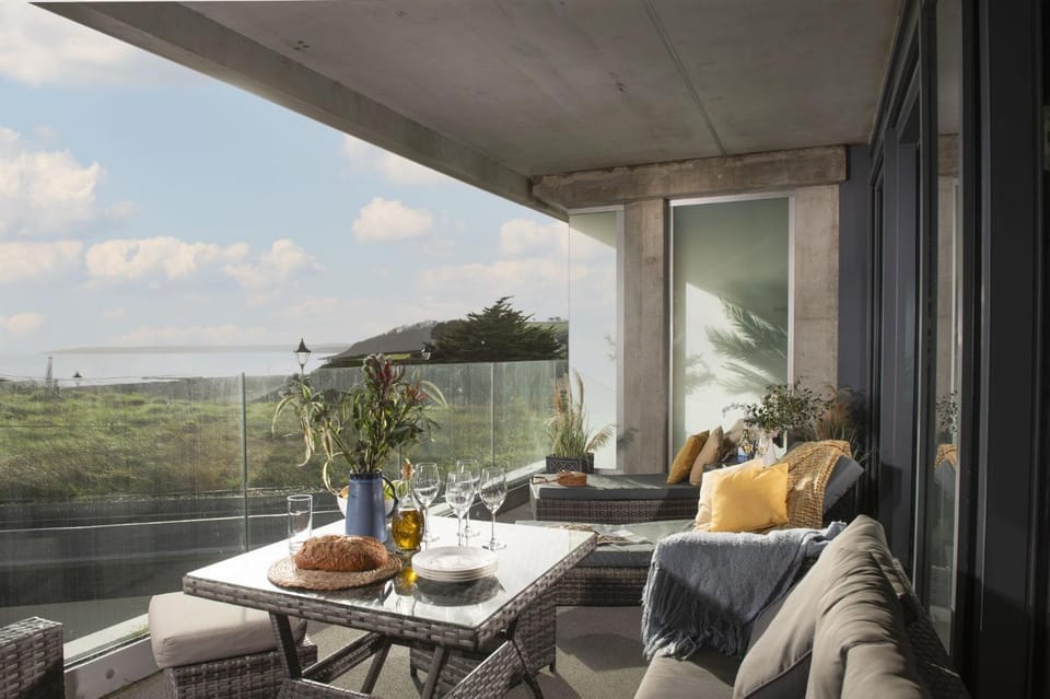 Property building, View (from property/room), Balcony/Terrace, Dining area