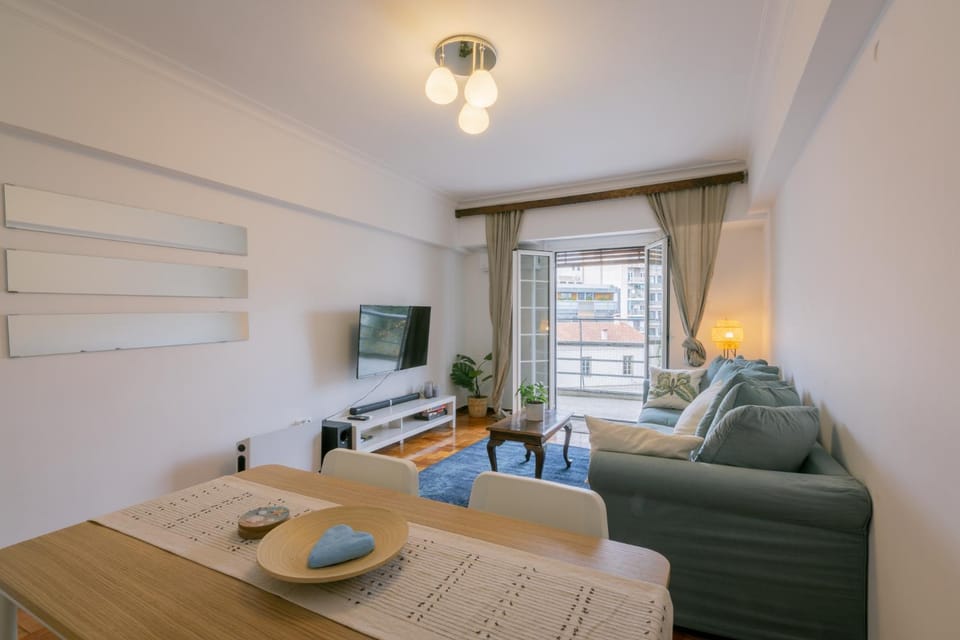 Bed, TV and multimedia, Living room, Seating area