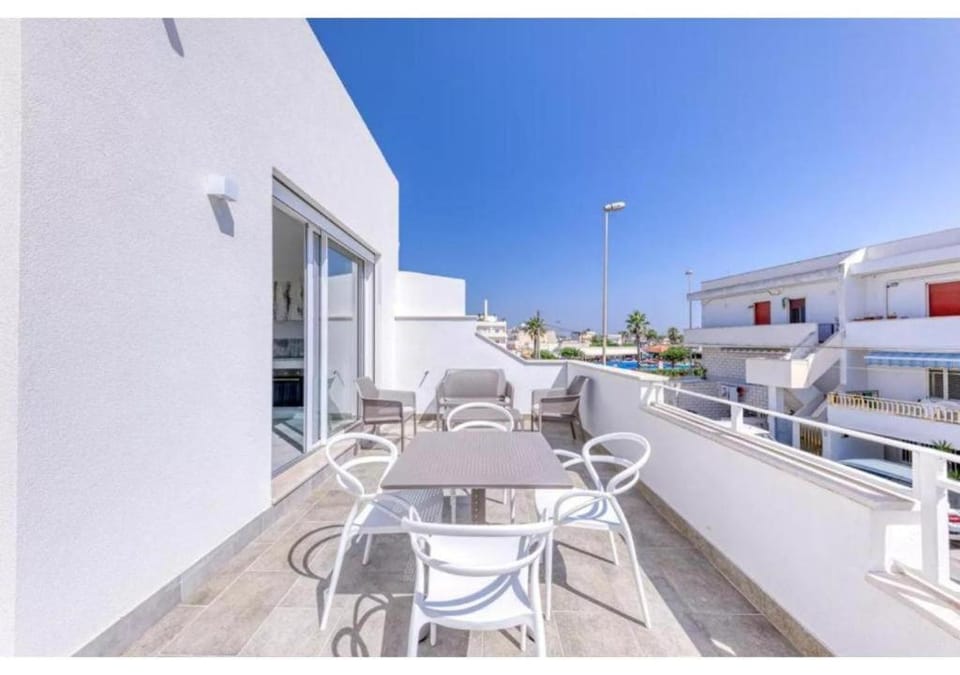 Property building, Balcony/Terrace, Balcony/Terrace