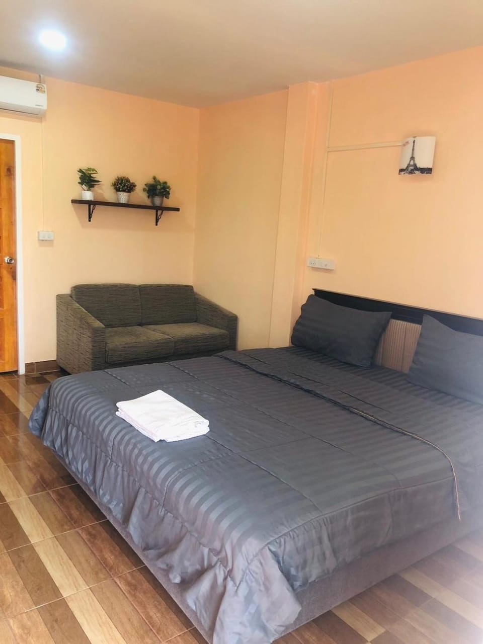 Property building, Photo of the whole room, Bedroom
