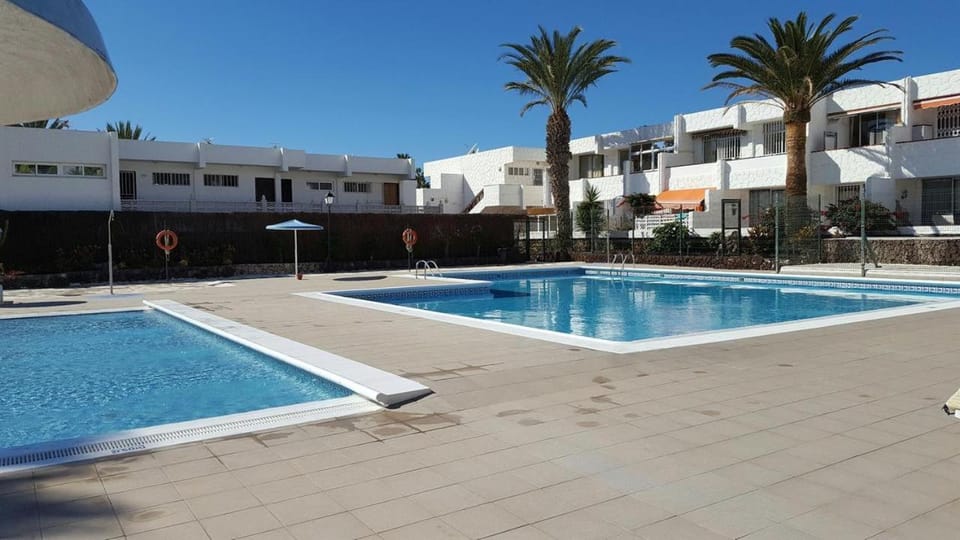 Property building, Day, Pool view, Swimming pool