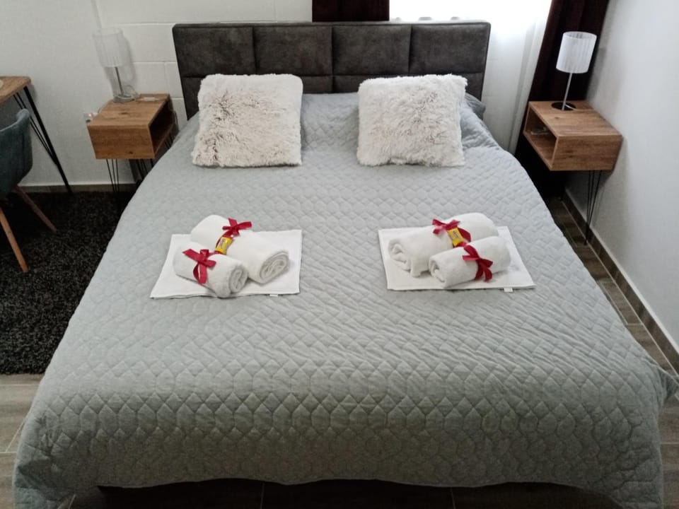 Bed, Photo of the whole room, Bedroom, towels