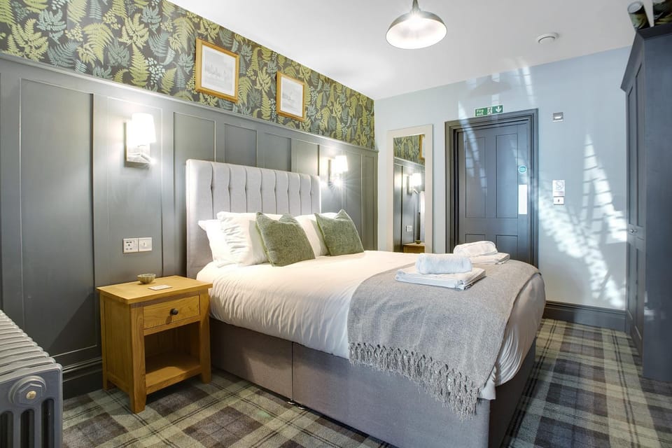 Bed, Bedroom, towels