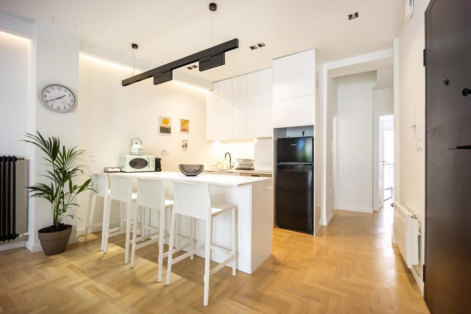 Kitchen or kitchenette, Dining area, oven, stove