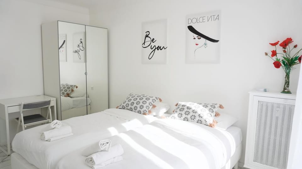 Bed, Seating area, Bedroom