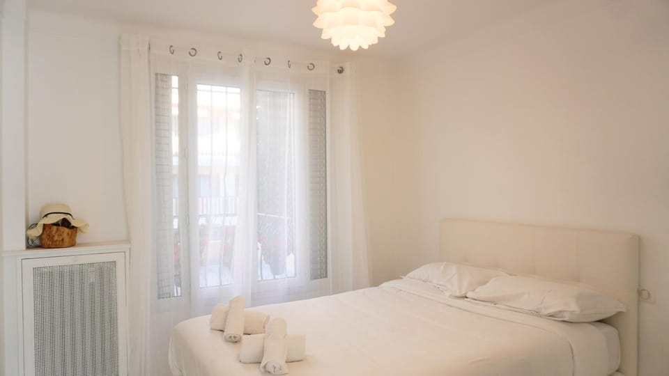 Bed, Photo of the whole room, Bedroom, towels, towels