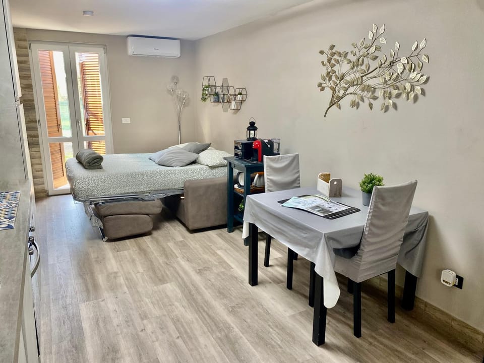 Bed, Photo of the whole room, Seating area