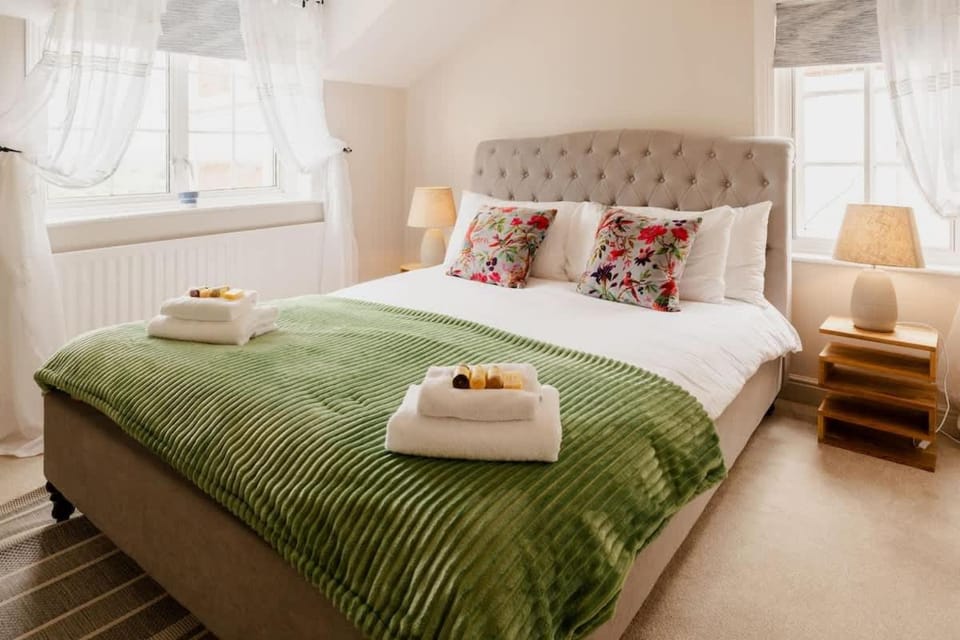 Enjoy river views with your coffee Walk to town House in Chester