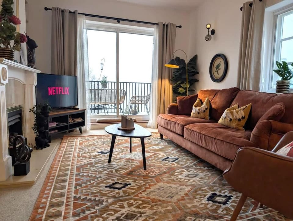 Enjoy river views with your coffee Walk to town House in Chester