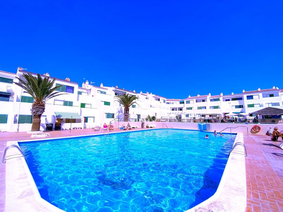 Property building, Day, Pool view, Swimming pool, sunbed