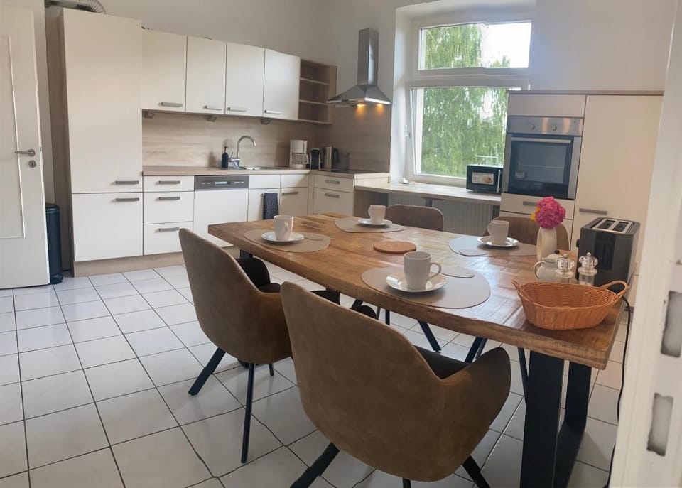 Coffee/tea facilities, Kitchen or kitchenette, Food and drinks, Seating area, Dining area, Food, dishwasher, oven, stove, toaster
