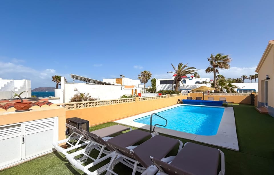 Day, Natural landscape, Pool view, Sea view, Swimming pool, sunbed