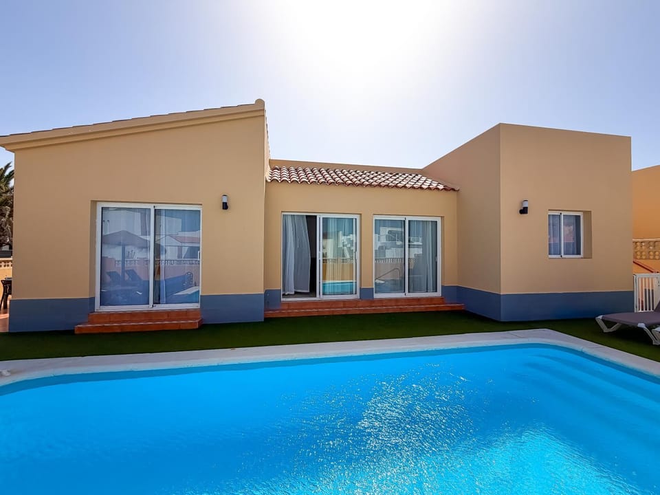 Property building, Day, Pool view, Swimming pool, sunbed