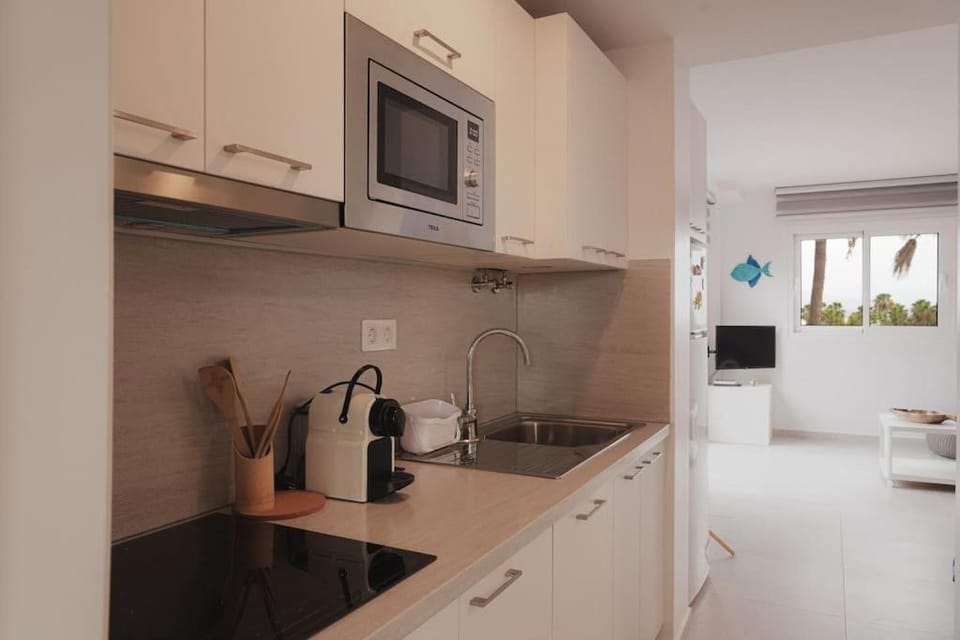 Kitchen or kitchenette, Dining area, stove