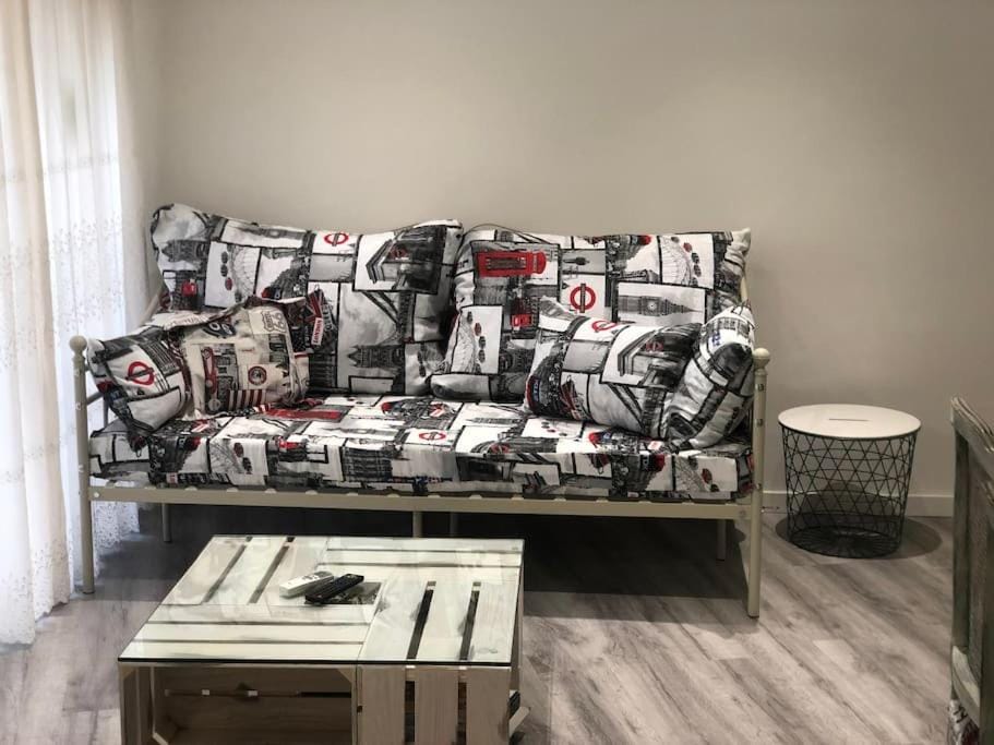Bed, Living room