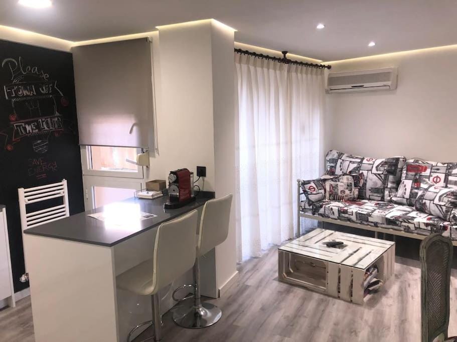Coffee/tea facilities, Living room, Dining area, air conditioner