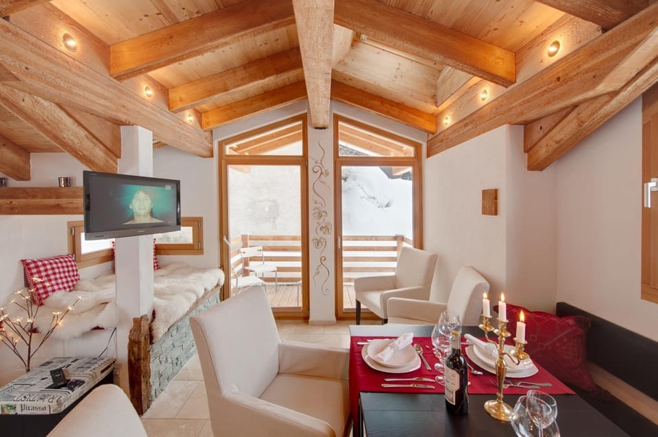 TV and multimedia, Living room, Photo of the whole room, Seating area, Dining area