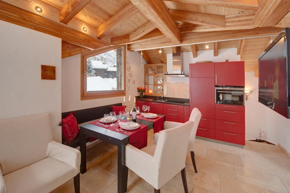 Coffee/tea facilities, Kitchen or kitchenette, Photo of the whole room, Seating area, Dining area