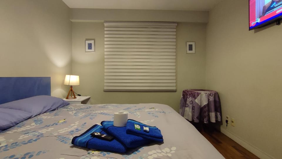 Bed, TV and multimedia, Photo of the whole room, Bedroom, towels