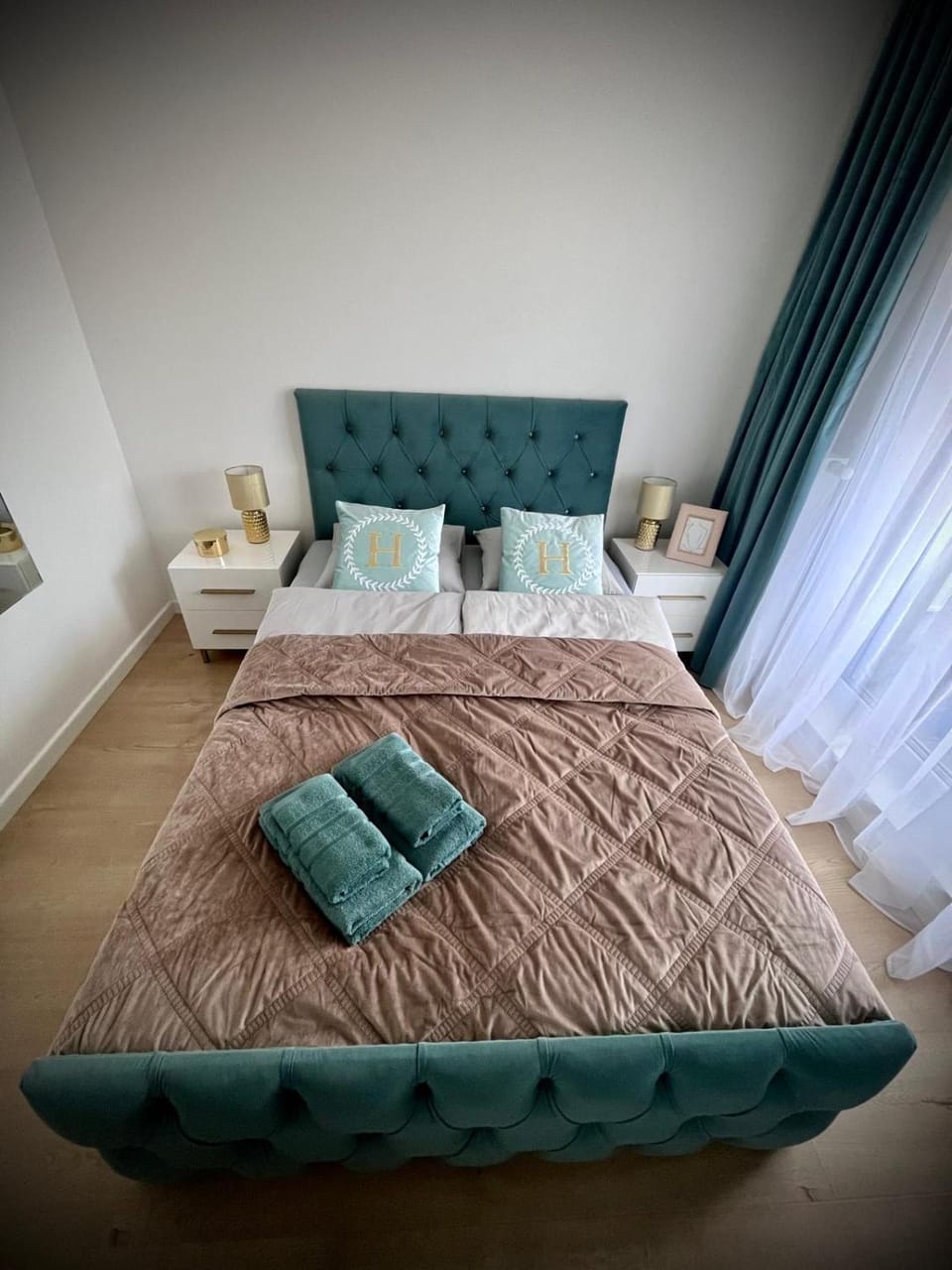Bed, Seating area, Bedroom, towels