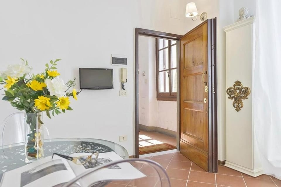 UR-NEST Window on Arno Apartment in Florence