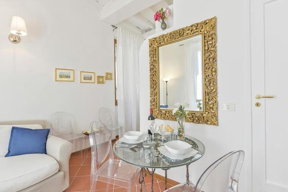 UR-NEST Window on Arno Apartment in Florence