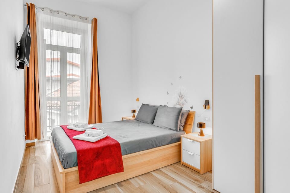 Bed, TV and multimedia, Photo of the whole room, Bedroom, towels