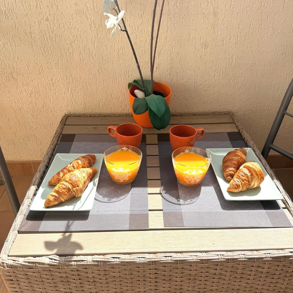 Spacious Studio in Benalbeach with sea views Apartment in Benalmadena