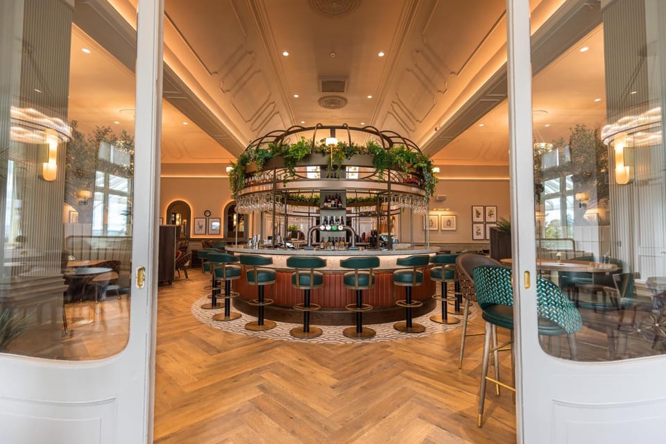 Restaurant/places to eat, Lounge or bar