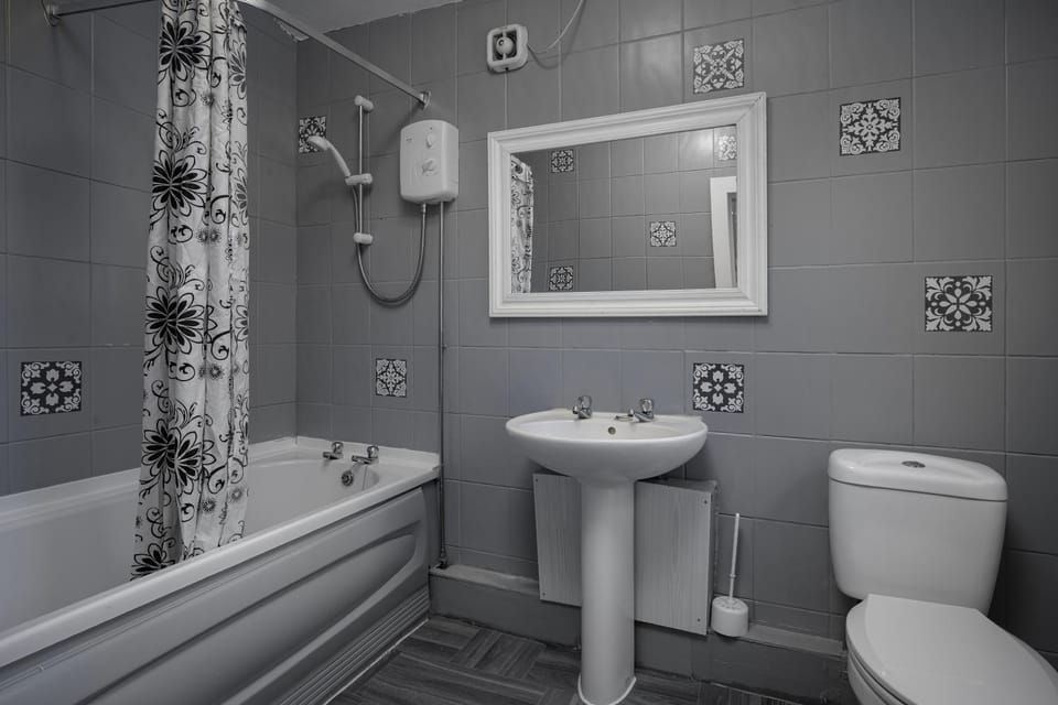 Shower, Toilet, Bathroom, Bath