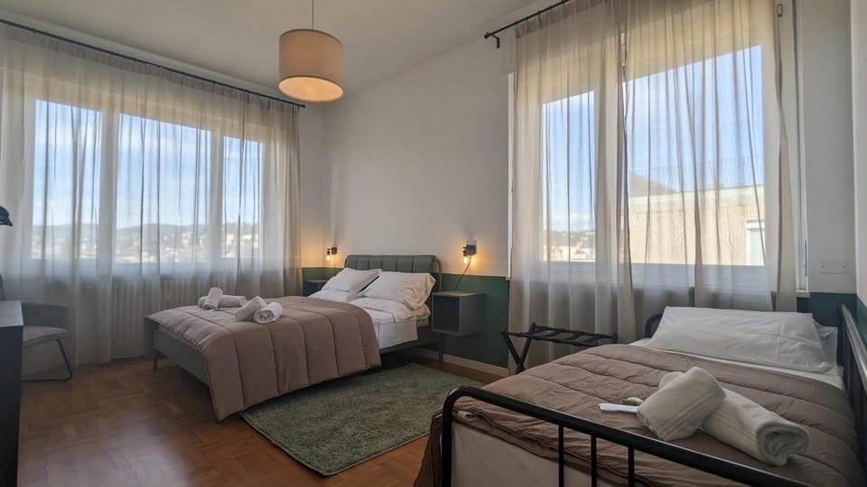 Photo of the whole room, towels